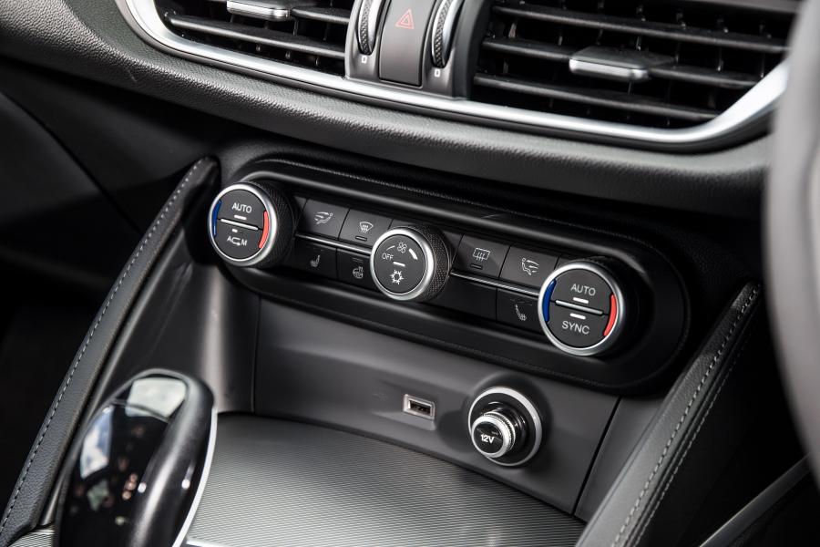 Детали интерьера Alfa Romeo Stelvio (949) 2017 года  (UK) (фото 26 из 41)